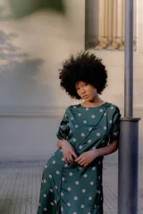 Vestido largo verde con lunares rosados, de seda combinada y mangas cortas fruncidas. Presenta dos tajos frontales. Estampa by Coppelia.