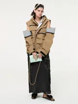 Vestido largo de corte recto con escote redondo y tirantes anchos, completamente cubierto de lentejuelas brillantes. Presenta tajos laterales en el ruedo.