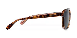 Lentes de sol con montura aviador oversized de carey y doble puente. Lentes de nylon color negro con protección UV400. Patillas de propionato de celulosa.