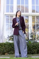 Pantalón gris de sarga sastrera pesada, de cintura alta con presillas, pierna súper amplia y calce holgado. Presenta triple pinza en delantero y falsos bolsillos ojal con pinza de entalle desde cintura.