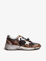Zapatillas deportivas Golden Goose modelo Dad-Star, con estampado de leopardo, detalles en malla negra y estrella blanca en el lateral.