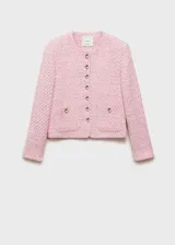 Chaqueta de tweed en tonos rosados, con cuello redondo, manga larga y cierre frontal con botones metálicos. Presenta dos bolsillos de parche en la parte delantera y diseño entallado con forro interior.