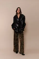 Pantalón palazzo negro con lentejuelas doradas.