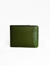 Billetera de hombre Rusty, color verde militar, con diseño combinado de material sintético liso y textura de poliéster en el lateral. Incluye el logo de la marca grabado en el frente.