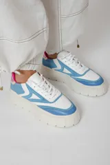 Zapatillas deportivas de cuero color beige, blanco y marrón, con cordones y suela de goma.