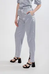 Pantalón negro de seda con tiro alto, corte recto, pinzas en la pretina y tajos en el ruedo.