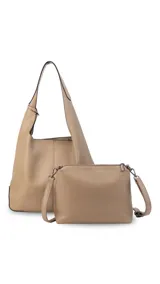Cartera tipo hobo de cuero sintético color tostado, con diseño de hombro, costuras verticales decorativas y monedero pequeño extraíble a tono.