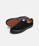 Zapatillas bajas de gamuza negra con suela y cordones negros.