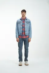 Campera de jean unisex con calce clásico, diseño de lavado claro, cierre frontal con botones metálicos y bolsillos con solapa en el pecho.