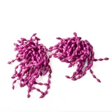 Aros colgantes con cuentas facetadas color fucsia.