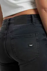 Pantalón de jean negro de tiro alto, corte ajustado y largo al tobillo.