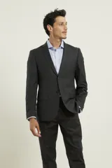 Traje de corte slim fit compuesto por saco de dos botones y pantalón de vestir a juego. Presenta una silueta moderna y entallada.