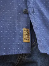 Camisa azul con micro estampado, de manga larga y corte clásico.
