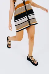 Sandalias negras de cuero vacuno, con plataforma de 5 cm y tiras finas cruzadas sobre el empeine.