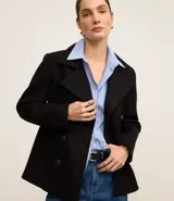 Saco alargado para damas, con cuello solapa, abotonado delantero, manga larga y bolsillos. Confeccionado en polivelour.