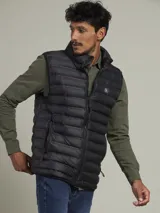 Chaleco negro acolchado con cierre frontal y bolsillos laterales con cierre.