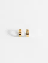 Par de aros tipo argolla gruesos, dorados, de acero quirúrgico hipoalergénico, con tres strass incrustados.