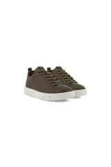 Championes Ecco Street 720 color verde oliva, confeccionados en cuero Nappa suave con perforaciones, impermeables gracias a la tecnología GORE-TEX SURROUND®. Cuentan con cordones largos ajustables, entresuela ECCO FLUIDFORM™ y suela exterior de PU.