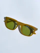 Lentes de sol con armazón de color gris mate y detalles en azul en las patillas. Cuentan con cristales oscuros polarizados y protección UV 400.