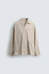 Camisa de calce relajado con diseño de rayas verticales, cuello bowling y manga larga. Cuenta con cierre frontal de botones y tres bolsillos de plastrón: uno en el pecho y dos en la cadera.