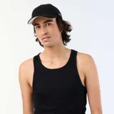Musculosa de punto rib color negro, de corte ajustado y diseño básico.