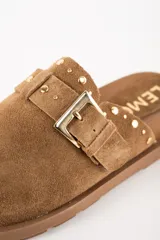 Zueco marrón de gamuza con tachas doradas.