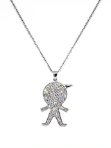 Colgante plateado con forma de nene, completamente cubierto de circonias blancas.