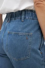 Pantalón de jean celeste, corte paperbag, tiro alto y corte holgado.