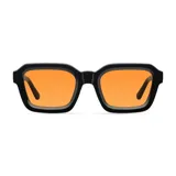 Lentes de sol con armazón rectangular de policarbonato negro y cristales naranjas.