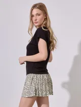 Short estampado con pretina ancha elastizada en punto smock y bolsillos sobre costura.