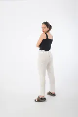 Pantalón de tela color beige, con cintura alta elastizada y cordón ajustable.