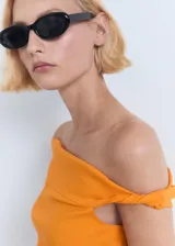 Top de diseño asimétrico con escote palabra de honor, sin mangas y corte entallado con detalle de fruncido lateral.