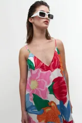 Vestido corto con estampado floral multicolor, breteles finos y escote en V.