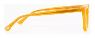 Armazón de acetato color miel, con forma de ojo de gato y estilo retro. Cuenta con patillas antideslizantes y núcleo de metal plateado.
