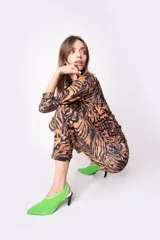 Pantalón de lycra con estampado animal print. Tiene detalle de aplique fruncido en los laterales bajos.