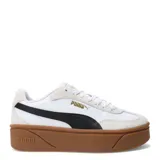 Championes Puma Club II Era con diseño de plataforma, confeccionados en una combinación de cuero sintético y gamuza en color negro. Presentan la icónica franja lateral de Puma en color blanco, detalles de marca en dorado y una suela de goma gruesa en tono caramelo.