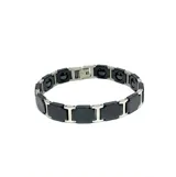 Pulsera de eslabones rectangulares de cerámica negra unidos por conectores de acero plateado.