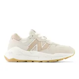 Championes New Balance modelo 5740, color crema con detalles en beige y suela caramelo. Confeccionados en gamuza y malla, con logo "N" característico en los laterales y entresuela con detalles moteados.