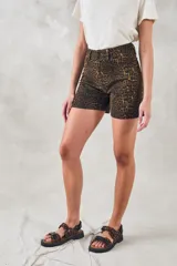 Short de tiro medio con estampado animal print.