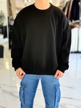 Buzo oversize color beige, con cuello redondo y diseño holgado de estilo urbano.