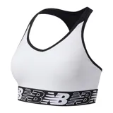 Top deportivo blanco con ribetes negros y banda inferior elástica con logo New Balance en blanco sobre fondo negro.
