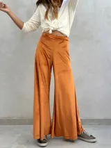 Pantalón de terciopelo azul grisáceo, de corte palazzo y tiro alto.