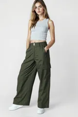 Pantalón cargo negro de tiro alto y corte ancho.