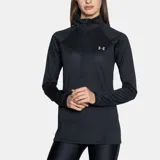 Buzo Under Armour de mujer color negro, con tejido UA Tech™ de secado rápido, ultrasuave y con tacto natural. Cuenta con cremallera frontal de 1/2 con cuello alzado, mangas raglán y costuras laterales enrolladas hacia adelante.