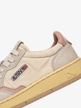 Championes urbanos Autry Medalist Low, color beige con detalles en rosa y suela color caramelo.