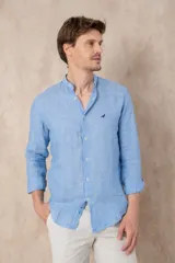 Camisa de lino color beige con cuello mao, corte slim fit y mangas 3/4 con botón para sujetar.