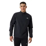 Campera deportiva negra con cierre frontal, cuello alto y logo de New Balance estampado en el pecho.