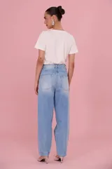 Pantalón jean de mujer en tono azul claro, con aplicación de cristales y pedrería en los laterales que aportan un toque sofisticado y luminoso.