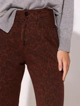 Pantalón de jeans semi-oxford de gabardina color chocolate con estampado animal print, tiro alto y largo full-length.