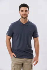 Remera polo de manga corta en color azul melange, con cuello camisero, cierre frontal de dos botones y pequeño bordado en el pecho.